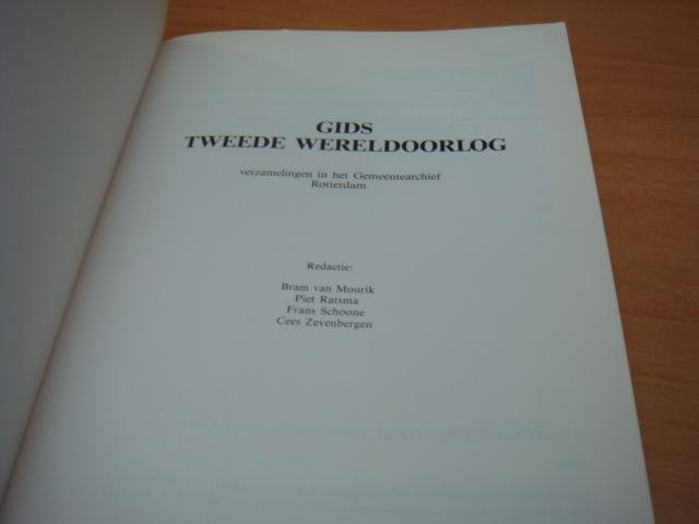Mourik, Bram van ea (red) - Gids tweede wereldoorlog - verzamelingen in het Gemeentearchief Rotterdam