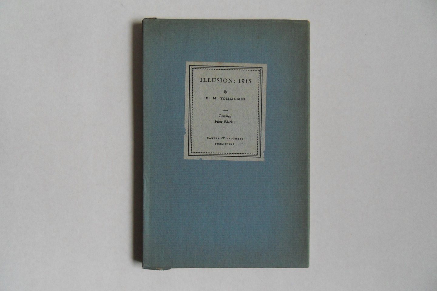 Tomlinson, H.M. [ Met uitgebreide handgeschreven opdracht van de auteur ]. - Illusion: 1915. [ Limited first edition, aantal niet vermeld ].- Reprinted from Harpers Magazine.