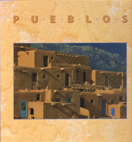 Hovens, Dr. P. (tekst) - Pueblos. De cultuur van de Anasazi en de Puebloindianen. Cassette met boekwerk en 24 losse foto's in kleur, gave staat