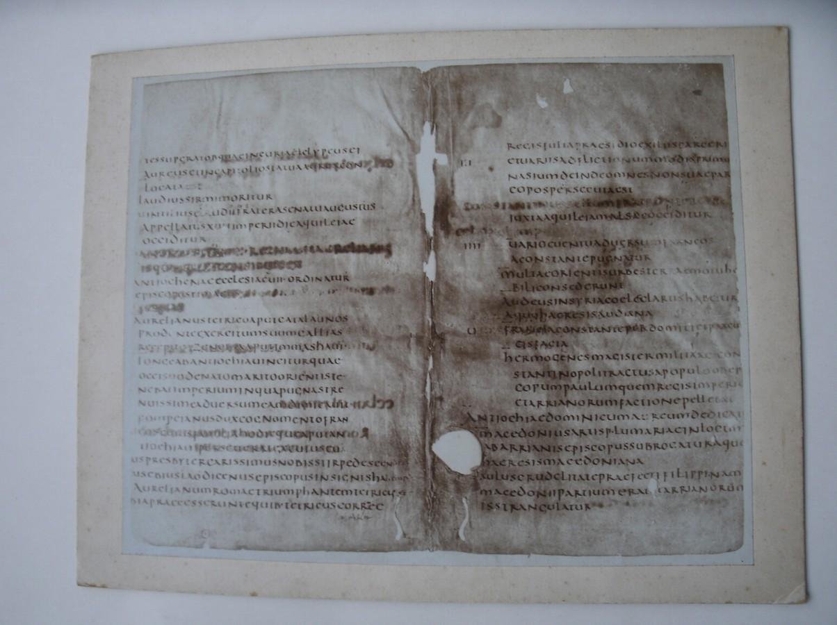 foto. photograph. - Foto van unciaal schrift, 6e/7e eeuw. Eus Chronica. (J. Goedeljee).