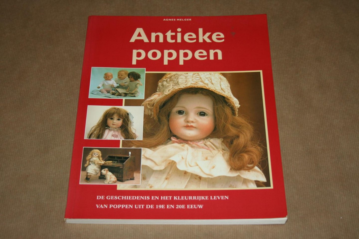 Agnes Melger - Antieke poppen --   De geschiedenis van het kleurrijke leven van poppen uit de 19e en 20e eeuw