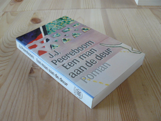 Peereboom, J.J. - Een man aan de deur - Roman - Een televisieregisseur neemt voor een documentaire `Het Gooi` tot onderwerp.