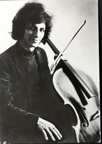 Carr, Colin: - [Fotografie, Brustbild en face, mit Cello]