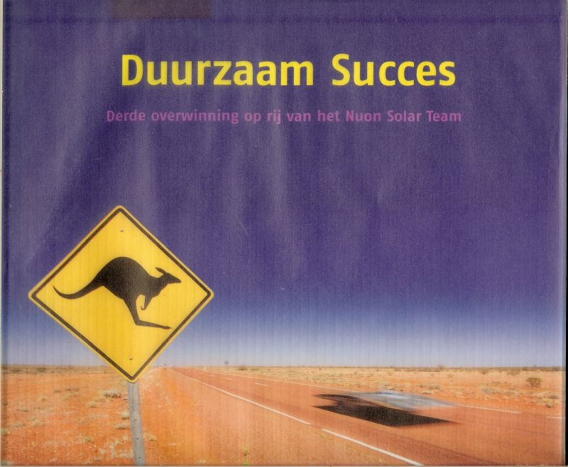 Dabekaussen, Wilfried / Izidoor, tekst  &  Hans van Velthoven , met heel veel foto`s. met voorwoord van Ludo van Halderen - Duurzaam Succes. Derde overwinning op rij van het Nuon solar Team.