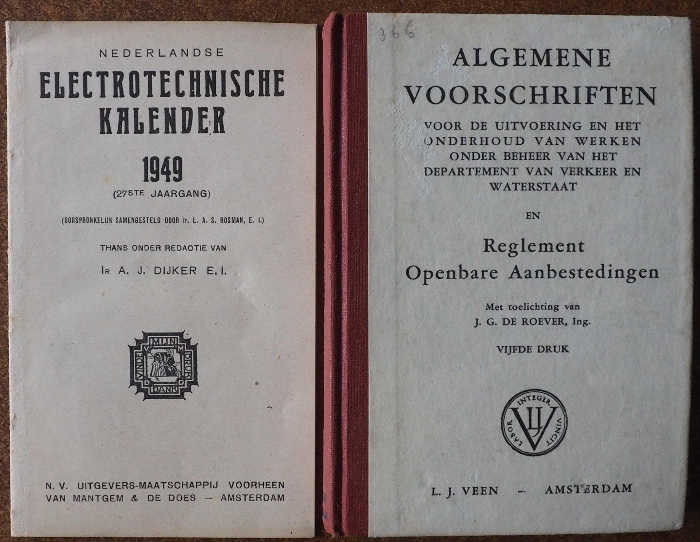 Roever J G de - Algemene voorschriften voor de uitvoering en het onderhoud van werken onder beheer van het departement van Verkeer en Waterstaat en Reglement Openbare Aanbestedingen Met los boekje Electrotechnische kalender 1949, 16 blz tabellen