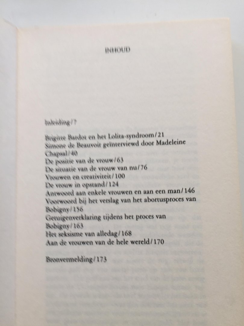 Beauvoir, Simone de (dr.) - WIJ VROUWEN. Teksten over emancipatie en feminisme verzameld door Claude Francis en Fernande Gontier. Met een inleiding van Jeanne Holierhoek.