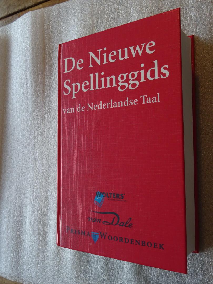 Neijt, Prof.Dr. Anneke (Hoofdredactie) - De nieuwe spellinggids van de Nederlandse taal / de nieuwe spelling volgens de richtlijnen van de Nederlandse Taalunie, zoals geinterpreteerd door de Spellingraad van Van Dale Lexicografie
