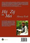 Krab , Henny . [ isbn 9789048417810 ]  1617 - Hij, Zij en Mei . ( Als de hij- en zij-figuren met elkaar in contact komen, veranderen hun levens drastisch. Hij wordt uit zijn bizarre starre isolement getild door de vlinderachtige zij, wat bij haar bezinning en verdieping teweegbrengt en hem de -