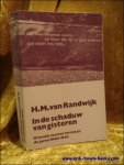 RANDWIJK, H.M. VAN - In de schaduw van gisteren. Kroniek van het verzet in de jaren 1940-1945.