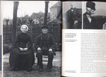 Roza,  Herman - Gekleed in de Waard een overzicht van streekkleding in de 19e en 20e eeuw in de Alblasserwaard