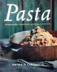 Carluccio , Antonio .  [ isbn 9789059566118 ] 3625 - Pasta . ( Onweerstaanbare recepten uit de regionale keukens.vanIn 'Pasta' van Antonio Carluccio neemt de auteur de lezer mee op een culinaire reis door de wereld van pasta. Dit boek is een eerbetoon aan de veelzijdigheid en de rijke -