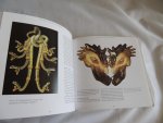Roode, Carla de (red. vertaling) Palm - Art Nouveau / Toegepaste kunst bij uitstek met extravagante gewelfde vormen en vloeiende contouren