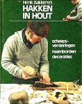  - HAKKEN in HOUT - scheepsversieringen, naamborden, decoraties - het maken van scheepsversieringen staat centraal - mooie versieringen voor ronde en platbodemjachten - Henk   Bekkeren - uitgeverij De Boer Maritiem, 136 blz.