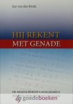 Brink, Jan van den - Hij rekent met genade *nieuw* nu van 12,50 voor --- De Heidelbergse Catechismus berijmd & door ontleding uitgelegd