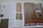 Gillow John - Atlas der Textilien   Ein illustrierter Führer durch die Welt traditioneller Textilien