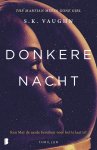 S.K. Vaughn - Donkere nacht Een vernield ruimteschip. Een duister complot. Een enkele overlevende. Kan May de aarde bereiken voor het te laat is?