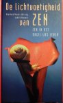Meutes-Wilsing , Adelheid . & Judith Bossert . [ isbn 9789025957629 ]  (  Gesigneerd door beide auteurs met een opdrachtje . ) - De Lichtvoetigheid van Zen . ( Zen in het dagelijks leven . )