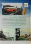 Graaf , G. W. de [ isbn 9789060132838 ] 4515 - Sporen van Verandering . ( 75 jaar Nederlandse Vereniging van Belangstellenden in het Spoor-en tramwegwezen. Bij dit jubileum is er voor gekozen een aantal deskundige auteurs aan het woord te laten over een aantal zaken die in de voorbije 75 jaar -