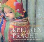 Legrand , Catherine . [ ISBN 9789059563223 ] - Kleurenpracht . (  Rondreis door de wereld van de kleding . ) Dit boek neemt ons mee op een adembenemende reis door de wereld van textiel aan de hand van een prachtige reeks fotografische tweeluiken. Kleding is van oudsher bij veel volkeren onder -