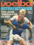 Diverse auteurs - Voetbal International 1988 # 04, voetbalweekblad met o.a. MARTIN KOEMAN (FC GRONINGEN, 4 p.)/PETER LARSSON (AJAX, 4 p. + COVER)/MIKA LIPPONEN (FC TWENTE, 3 p.)/LEO STEEGMAN (4 p.)/BELGISCHE COMPETITIE (4 p.)/RODA JC (6 p.)/POSTER VITESSE (1 p.)