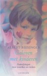 Biesinger, Albert - Geloven met kinderen. Aanwijzingen voor moeders en vaders
