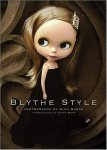 Garan , Gina . [ isbn 9780811851176 ]  inv 3716 - Blythe Style . ( International superstar and high fashion model Blythe has never let the fact that she is literally a doll slow her down. Rescued from toy box obscurity with the publication of Garan's first book, This Is Blythe (50,000 copies sold) -