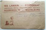 Ies Lamain (fotograaf) - 5 originele zwart-wit foto's in mapje met tekst Tentoonstelling Geborgen Land, Nov. 47, St. NIeuw Walcheren