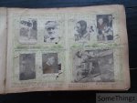 Anon. - Scrapbook / verzamelalbum / oud postkaartenalbum met talrijke krantenknipsels van wielrenners (jaren '40-'50-'60).