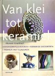 Koudstaal , Marieke . [ isbn 9789021325422 ]  2419 - Van Klei tot Keramiek . ( Handvormtechnieken - Keramiek decoreren - Werken met glazuren . ) Met een brood klei en wat eenvoudige gereedschappen kunnen de mooiste keramische vormen worden gemaakt. Dit boek laat keramiek in al haar facetten zien.  -