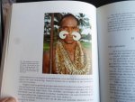 Simpelaere, Paul, Inleiding A.A.Gerbrands, kleurenfoto’s Koning Leopold III van Belgie - Bij het volk van de Asmat, papoea’s van Nieuw Guinea Irian Jaya