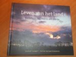 Kamp, Albert; Beemsterboer, Peter - Leven van het land. Stilstaan bij mens en aarde