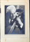 Van de Perre, M. (?): - [Fotografie, halbe Figur, mit Cello] M. van de Perre