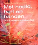Jong , Saskia de . [ isbn 9789058778789 ] - Met Hoofd, Hart en Handen . ( Spiritualiteit voor elke dag . ) Dagelijks geluk ligt in geestelijke rijkdom, een bewust leven, verdieping en betrokkenheid op de mensen om je heen en je omgeving. -