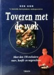 Hom , Ken . [ ISBN 9789051217179 ]  2810 - Toveren  met  de  Wok . ( Meer dan 150 exclusieve voor - hoofd - , en nagerechten van s,Werelds beroemdste wokspecialist . ) Rijkelijk geillustreerd .