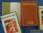 A.C. Bhaktivedanta Swami Prabhupada. - De Bhagavad-Gita zoals ze is: volledige uitgave. Met oorspronkelijke Sanskriettekst, transkriptie, woord voor woord vertaling en uitgebreide betekenisverklaringen. [3 vols.]