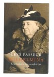 Fasseur, Cees - Wilhelmina Krijgshaftig in een vormeloze jas