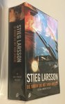 Larsson, Stieg - Millennium  / 1. Mannen die vrouwen haten / 2. De vrouw die met vuur speelde (in folie verpakt)