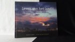 Kamp, A. & Beemsterboer, P., - Leven van het land. Stilstaan bij mens en aarde.