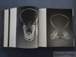 Jeannine Falino, Janet Koplos, Stefano Catalani - Knitted, Knotted, Twisted and Twined: The Jewelry of Mary Lee Hu.