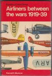 Munson, Kenneth met paginagrote illustraties in kleur van John W. Wood e.a. - Airliners between the wars 1919-39 / The Pocket Encyclopaedia of World Aircraft in Colour