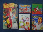 Oomen, Francine, Joop van den Haak, et al. - Sinterklaas en de Bosmuisjes/ Sinterklaas is jarig/ Verhaaltjes en liedjes voor Sinterklaas. Met tekst en notenbalken/ Bak-ker-tje deeg helpt Sint en Piet/ Sinterklaas is jarig. 5 titels. Oomen, Francine, Joop van den Haak, et al. - Sinterklaas en de Bosmuisjes/ Sinterklaas is jarig/ Verhaaltjes en liedjes voor Sinterklaas. Met tekst en notenbalken/ Bak-ker-tje deeg helpt Sint en Piet/ Sinterklaas is jarig. 5 titels.