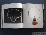 Jeannine Falino, Janet Koplos, Stefano Catalani - Knitted, Knotted, Twisted and Twined: The Jewelry of Mary Lee Hu.