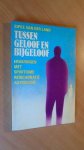 Land, Sipke van der - Tussen geloof en bijgeloof. Ervaringen met spiritisme, reı̈ncarnatie, astrologie