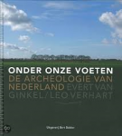 Ginkel, en Verhart - Onder onze voeten. De archeologie van Nederland. Een helder geschreven overzichtswerk over archeologie van Nederland met illustraties.