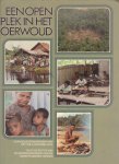 Vries, Tj.S. de (red.) - Een open plek in het oerwoud. Evangelieverkondiging aan het volk van Irian Jaya