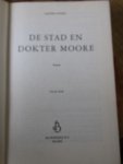 Young, Agatha - De stad en dokter Moore