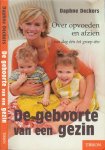Deckers, Daphne .. Omslagfoto : Mike van den Toorn en Omslagontwerp ; Hans Britsemmer - De geboorte van een gezin  ..  Over opvoeden en afzien van dag een tot groep een