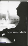 Jeroen Brouwers 10677 - De schemer daalt slenteren door mijn boekenkast