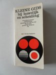 Star Busmann, C.W. - Kleine gids bij huwelijk en scheiding Huwelijksvereisten echtscheiding scheiding van tafel en bed alimentatie positie der kinderen etc. Met kranteknipsel