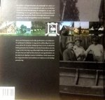 Graaf , Peter de . [ isbn 9789078381532 ] 1522 ( Een Cadeauwaardig exemplaar .  ) - Landsmeer . ( Een zwaan in Waterland . ) De eenden- en kippenhouderij, de eierhandel, De Vissers, armoede en welvaart, de watersnood van 1916, een toevluchtsoord in de Tweede Wereldoorlog, de woningbouw na 1945 en de verandering van een agrarisch -